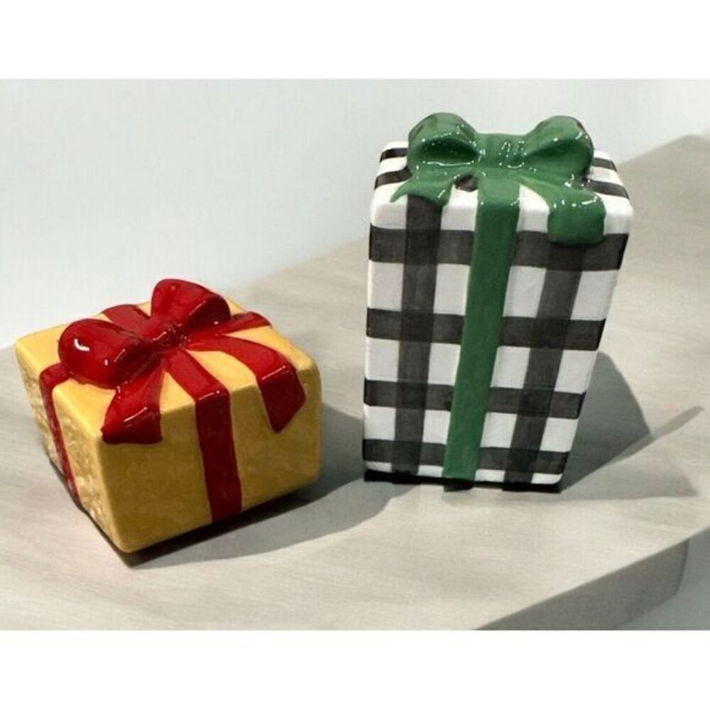 2023 Hallmark VIP Salt & Pepper Shaker‎ Set Christmas Present Gift Box New
